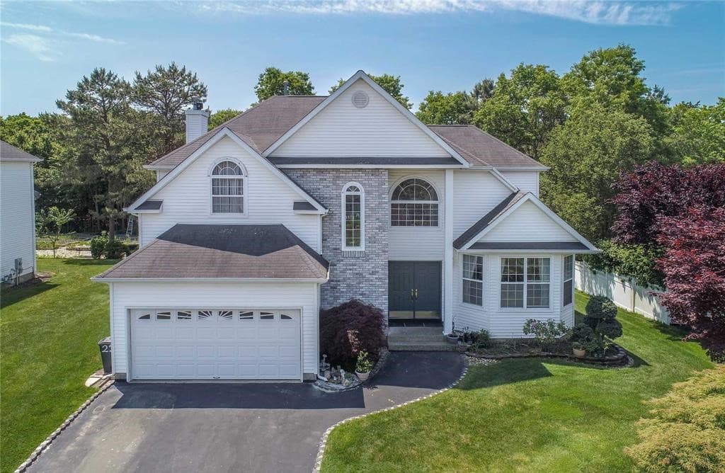 22 Lavender Ln, Holtsville