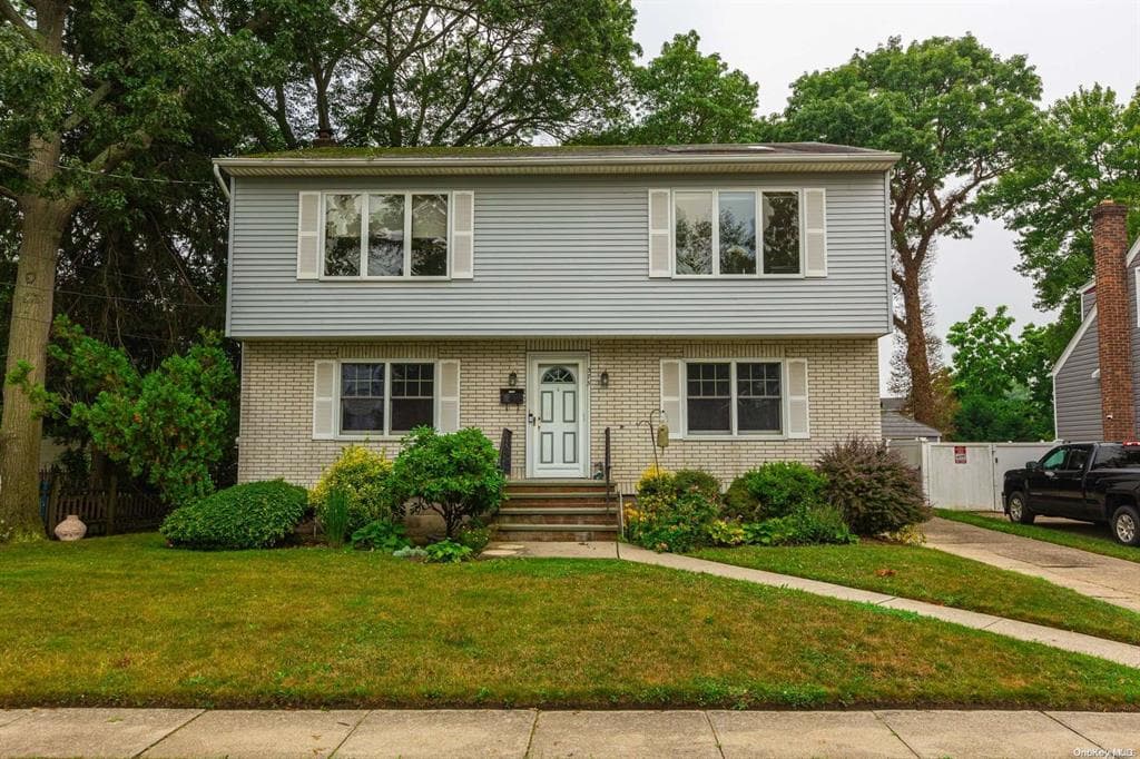 375 S 3rd Street, Lindenhurst